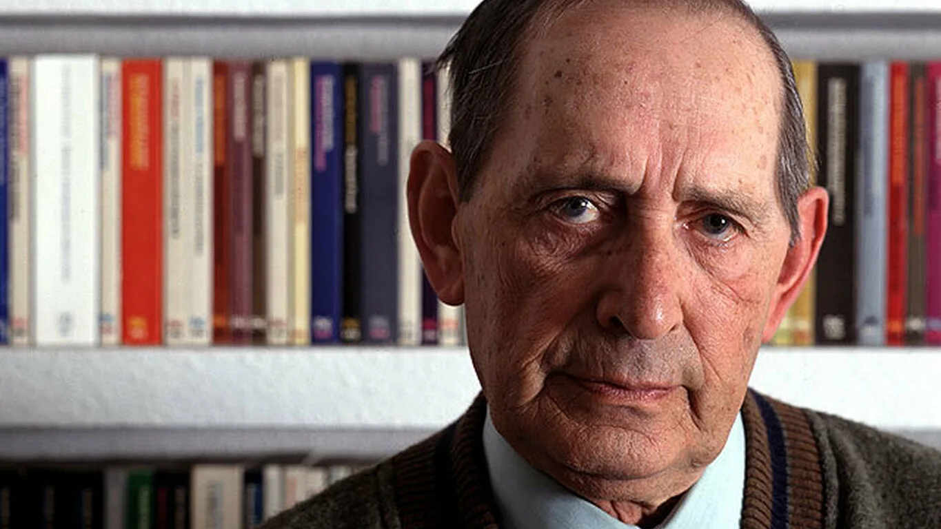 El escritor Miguel Delibes