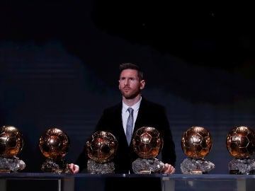 Leo Messi, posando con sus seis Balones de Oro