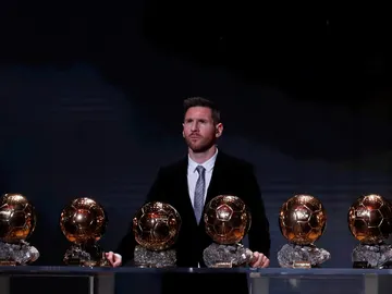 Leo Messi, posando con sus seis Balones de Oro Leo Messi, posando con sus seis Balones de Oro