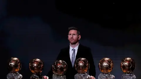 Leo Messi, posando con sus seis Balones de Oro Leo Messi, posando con sus seis Balones de Oro