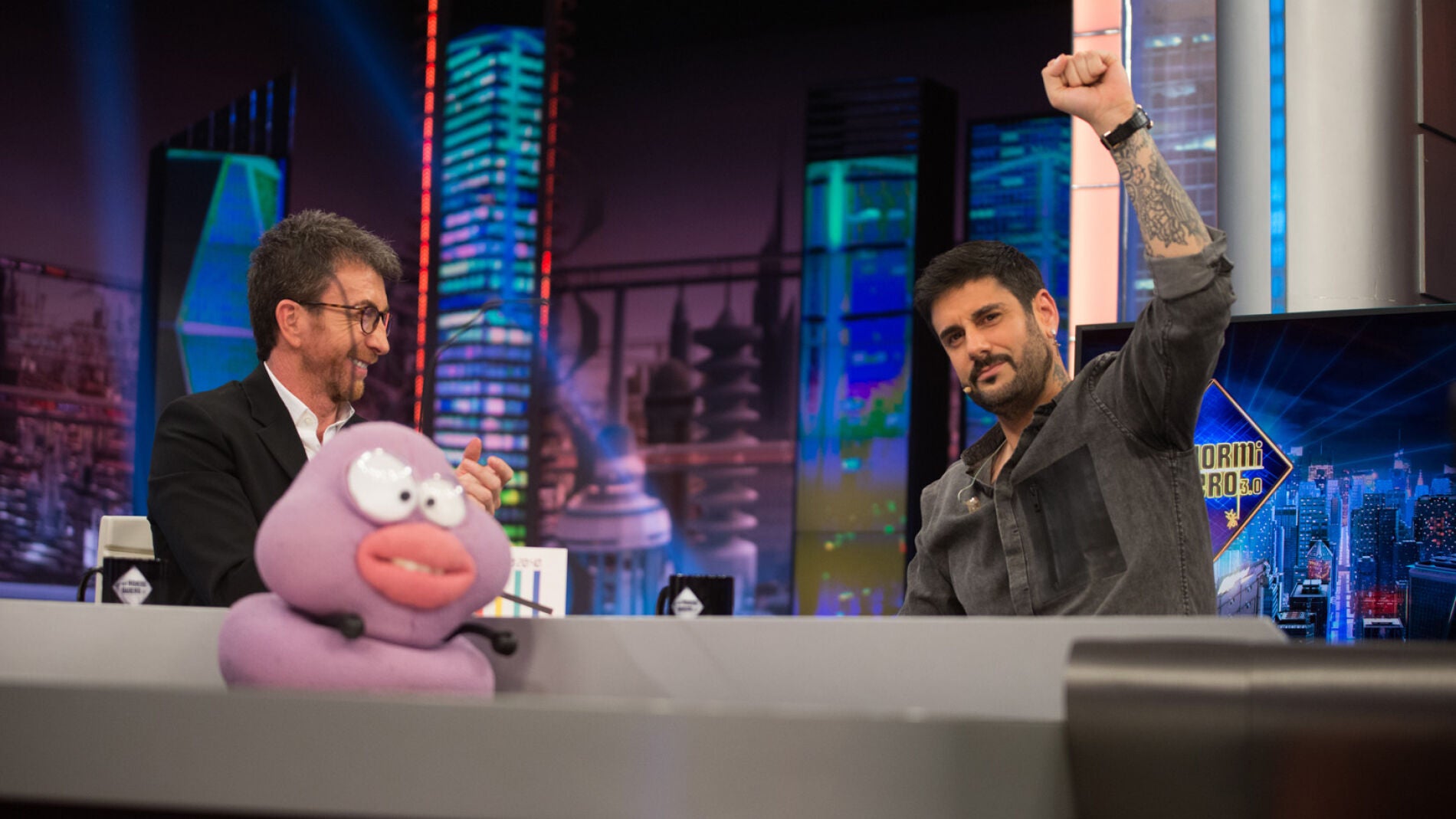 Barrancas, Petancas y Melendi desatan las risas en el plató con 'Voy troleando por la vida'