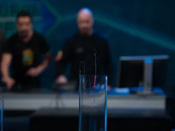 Marron sorprende a Melendi con las velas que se apagan a través de resonancias en 'El Hormiguero 3.0' Marron sorprende a Melendi con las velas que se apagan a través de resonancias en 'El Hormiguero 3.0'