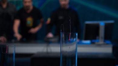 Marron sorprende a Melendi con las velas que se apagan a través de resonancias en 'El Hormiguero 3.0'