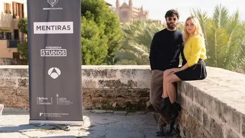 Javier Rey y Ángela Cremonte en la serie 'Mentiras', rodada en Mallorca. Javier Rey y Ángela Cremonte en la serie 'Mentiras', rodada en Mallorca.