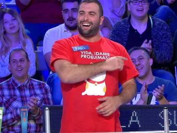 La gran emoción de un concursante por destapar todas las vocales de un panel La gran emoción de un concursante por destapar todas las vocales de un panel