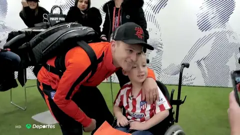 La historia de Harry, un niño con espina bífida que cumple su sueño de conocer a Trippier La historia de Harry, un niño con espina bífida que cumple su sueño de conocer a Trippier