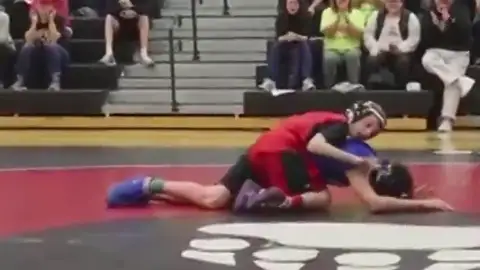 Un niño con parálisis cerebral gana un combate de lucha grecorromana como parte de su recuperación Un niño con parálisis cerebral gana un combate de lucha grecorromana como parte de su recuperación