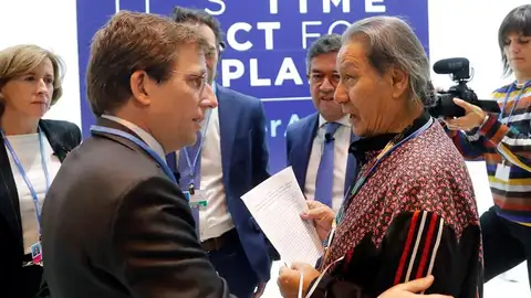 Almeida y un activista indígena Almeida y un activista indígena