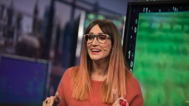 Ana Morgade enseña a Roberto Bautista en 'El Hormiguero 3.0' una clase maestra de hacer bromas