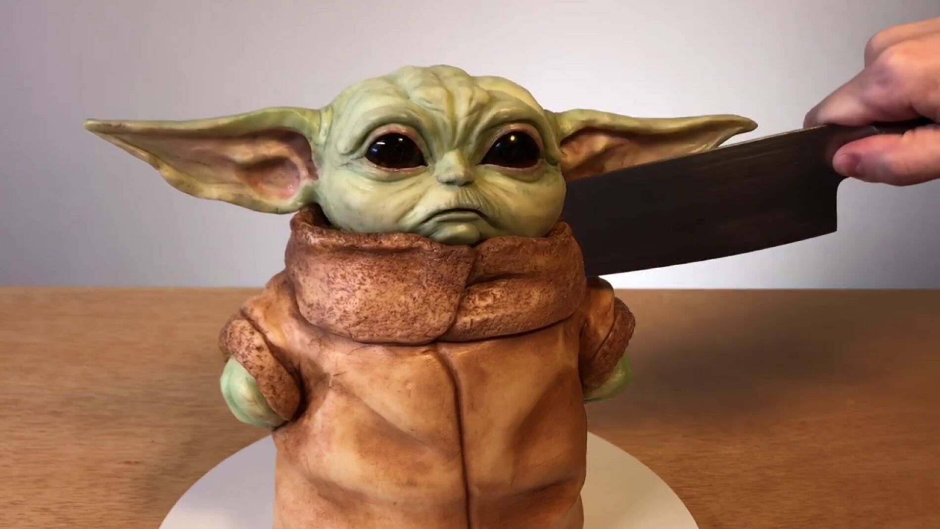Baby Yoda hecho tarta