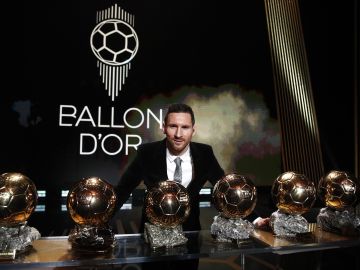 Leo Messi posando con sus seis Balones de Oro