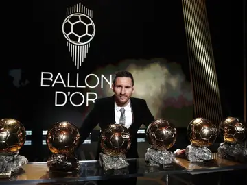 Leo Messi posando con sus seis Balones de Oro Leo Messi posando con sus seis Balones de Oro
