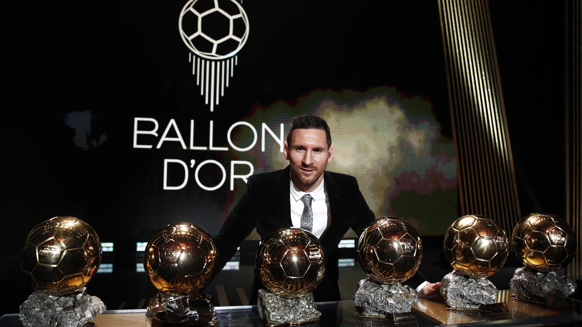 Leo Messi posando con sus seis Balones de Oro