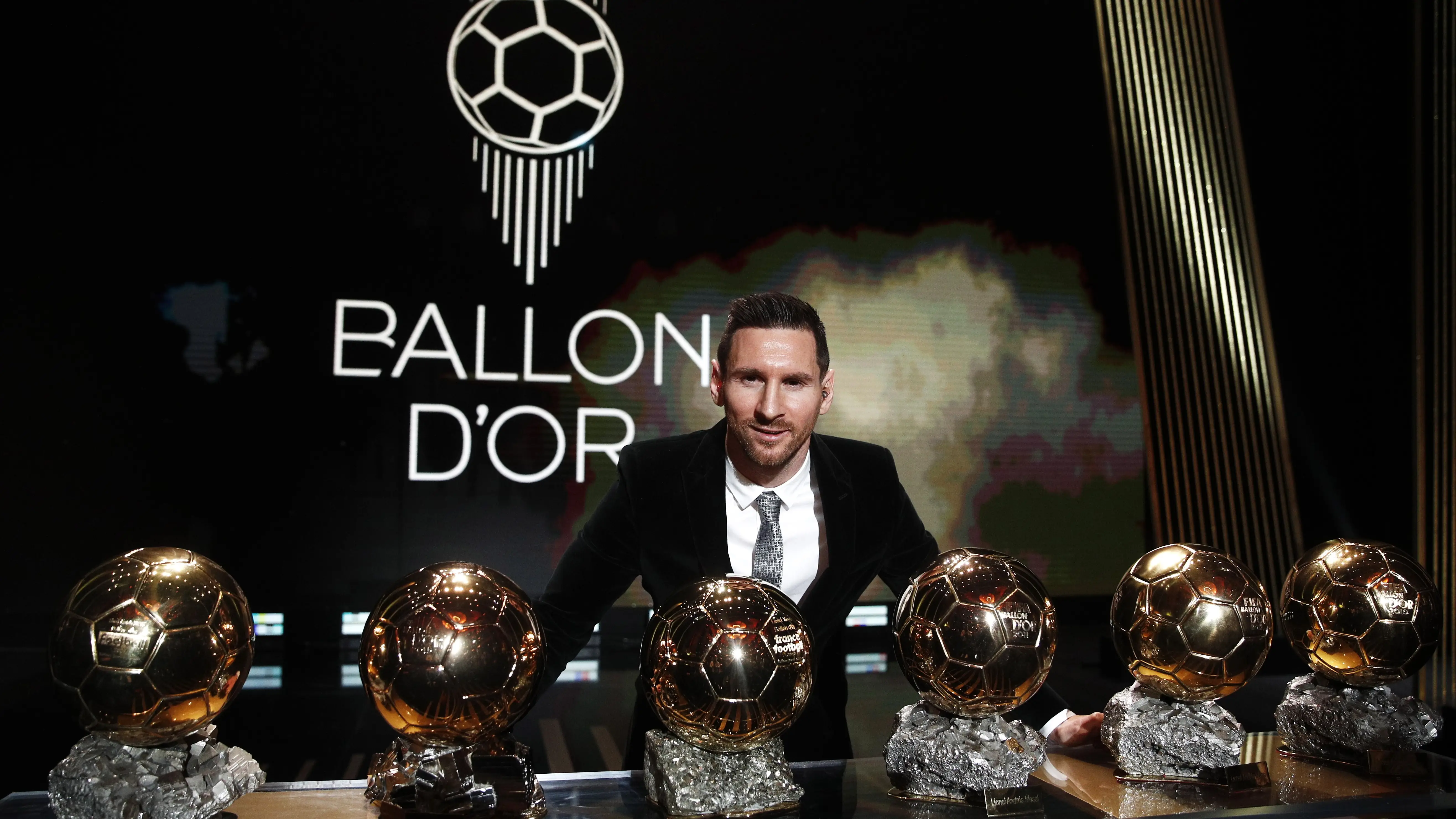 Leo Messi posando con sus seis Balones de Oro