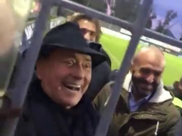 Berlusconi, a unos hinchas del Milan: "Os dejo, que me tengo de ir de putas"