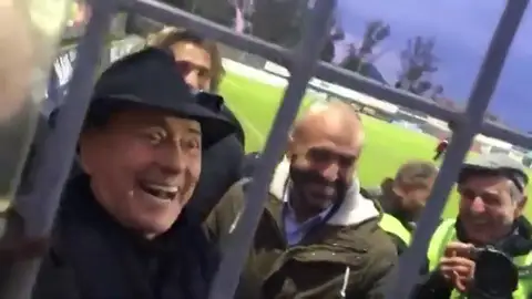Berlusconi, a unos hinchas del Milan: "Os dejo, que me tengo de ir de putas" Berlusconi, a unos hinchas del Milan: "Os dejo, que me tengo de ir de putas"