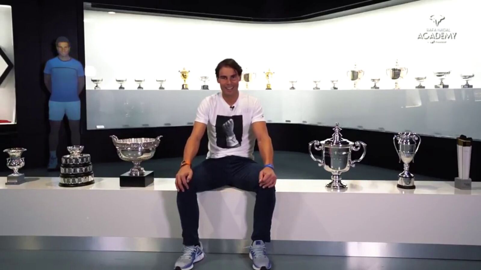Rafa Nadal posa con todos sus trofeos de 2019: 