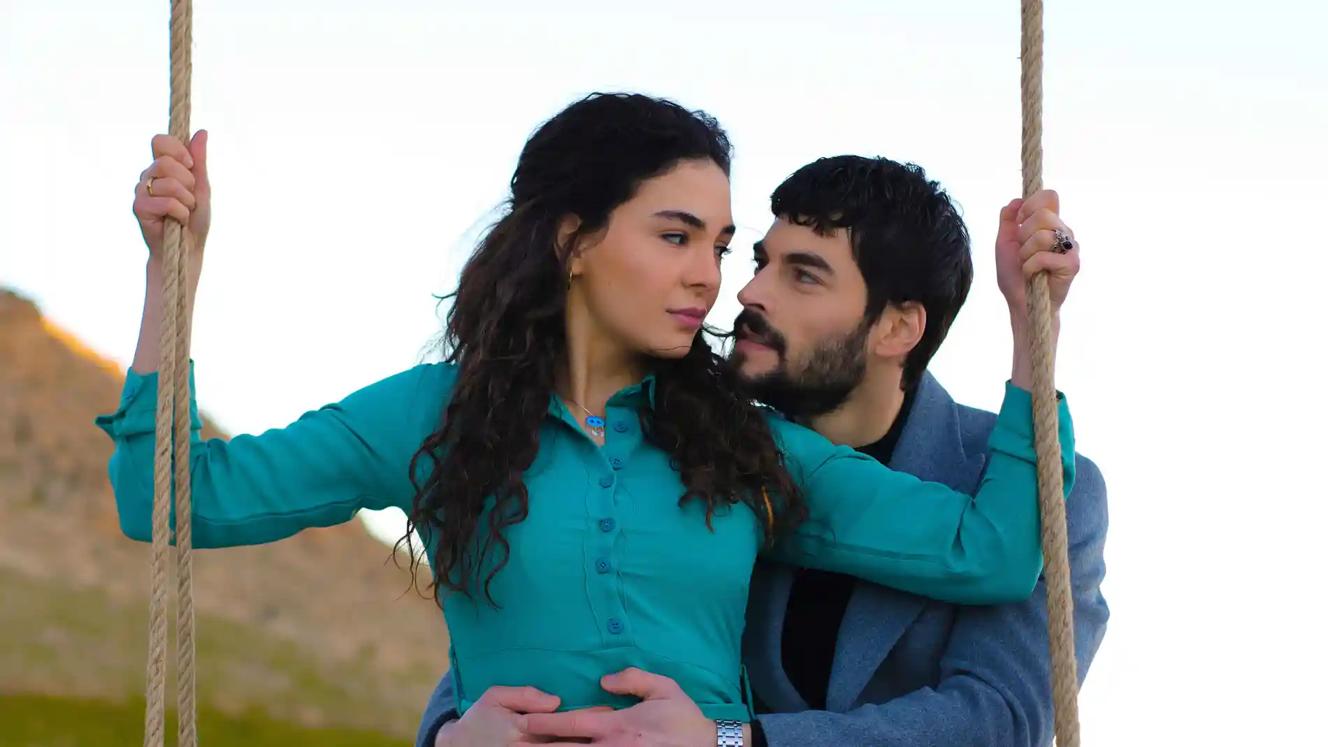 ¿Quiénes son Akin Akinozü y Ebru Sahin, los protagonistas de 'Hercai'?
