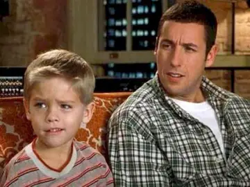 Adam Sandler y Cole Sprouse en 'Un papá genial' Adam Sandler y Cole Sprouse en 'Un papá genial'