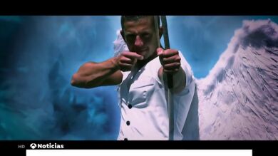 Un cura de Portugal desata furor al interpretar a Cupido en un videoclip de Youtube