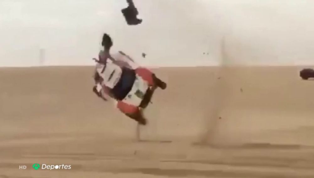 Yasir Bin Seadian, compañero de Carlos Sainz en la Baja de Sharqiyah, sufre un brutal accidente en las dunas de Arabia previo al Dakar