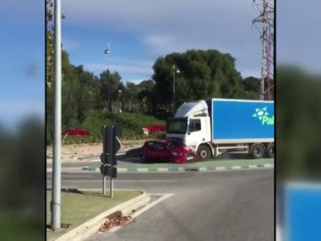 Un tráiler arrolla un vehículo y lo arrastra durante un kilómetro