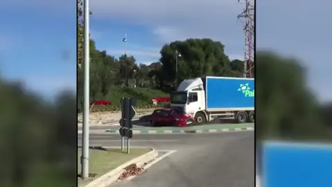 Un tráiler arrolla un vehículo y lo arrastra durante un kilómetro Un tráiler arrolla un vehículo y lo arrastra durante un kilómetro