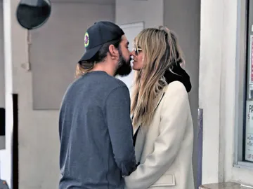 Los besos de Heidi Klum y su marido Tom Kaulitz Los besos de Heidi Klum y su marido Tom Kaulitz