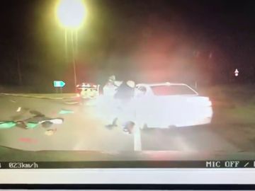 El vídeo del enésimo robo de jamones... dejando un rastro de embutidos por la carretera