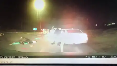 El vídeo del enésimo robo de jamones... dejando un rastro de embutidos por la carretera El vídeo del enésimo robo de jamones... dejando un rastro de embutidos por la carretera