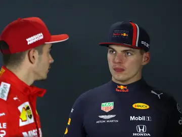Verstappen habla con Leclerc Verstappen habla con Leclerc