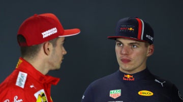 Verstappen habla con Leclerc