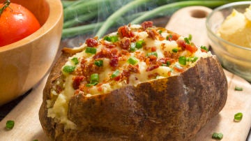Patata rellena con queso gratinado