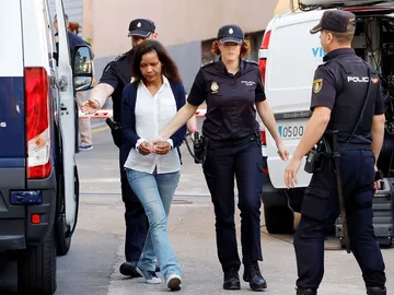 Agentes de la Policía Nacional llevan a la Audiencia provincial de Almería a Ana Julia Quezada. Agentes de la Policía Nacional llevan a la Audiencia provincial de Almería a Ana Julia Quezada.