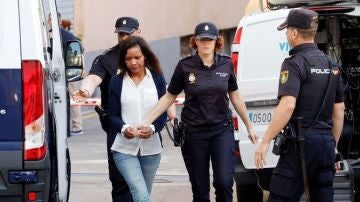  Agentes de la Policía Nacional llevan a la Audiencia provincial de Almería a Ana Julia Quezada.
