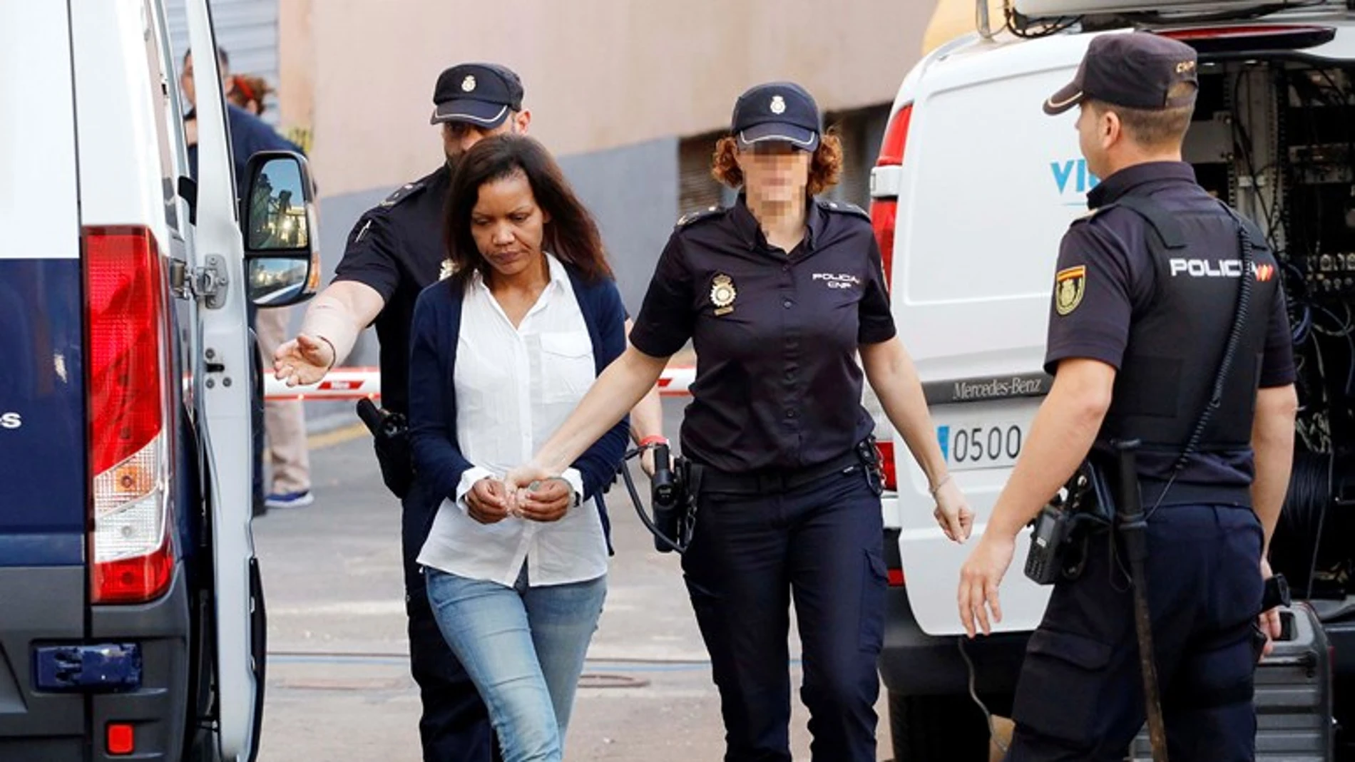 Agentes de la Policía Nacional llevan a la Audiencia provincial de Almería a Ana Julia Quezada. Agentes de la Policía Nacional llevan a la Audiencia provincial de Almería a Ana Julia Quezada.