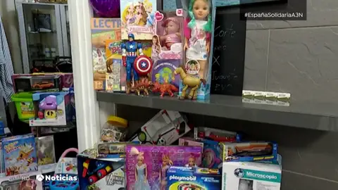 Unos peluqueros canarios cortan el pelo a cambio de juguetes nuevos Unos peluqueros canarios cortan el pelo a cambio de juguetes nuevos