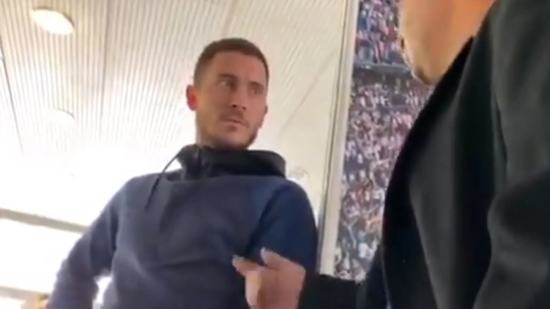 Hazard confiesa a un aficionado que volverá al Chelsea Hazard confiesa a un aficionado que volverá al Chelsea