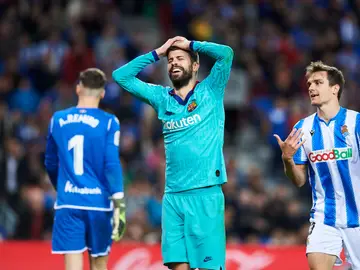 Gerard Piqué pide penalti por agarrón de Llorente Gerard Piqué pide penalti por agarrón de Llorente