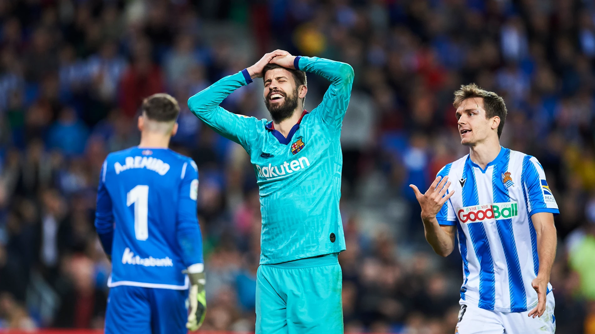 Gerard Piqué pide penalti por agarrón de Llorente Gerard Piqué pide penalti por agarrón de Llorente