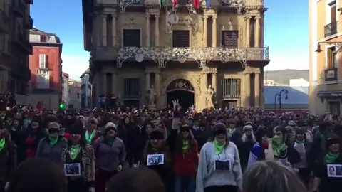 Cientos de mujeres se manifiestan en Pamplona contra las agresiones sexuales Cientos de mujeres se manifiestan en Pamplona contra las agresiones sexuales