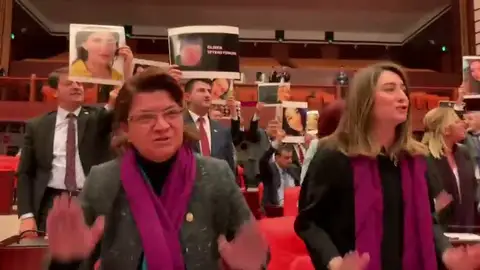 Cientos de mujeres cantan 'Un violador en tu camino' en Turquía para denunciar las violencia machista Cientos de mujeres cantan 'Un violador en tu camino' en Turquía para denunciar las violencia machista