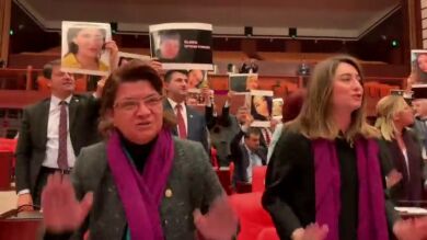 Cientos de mujeres cantan 'Un violador en tu camino' en Turquía para denunciar las violencia machista