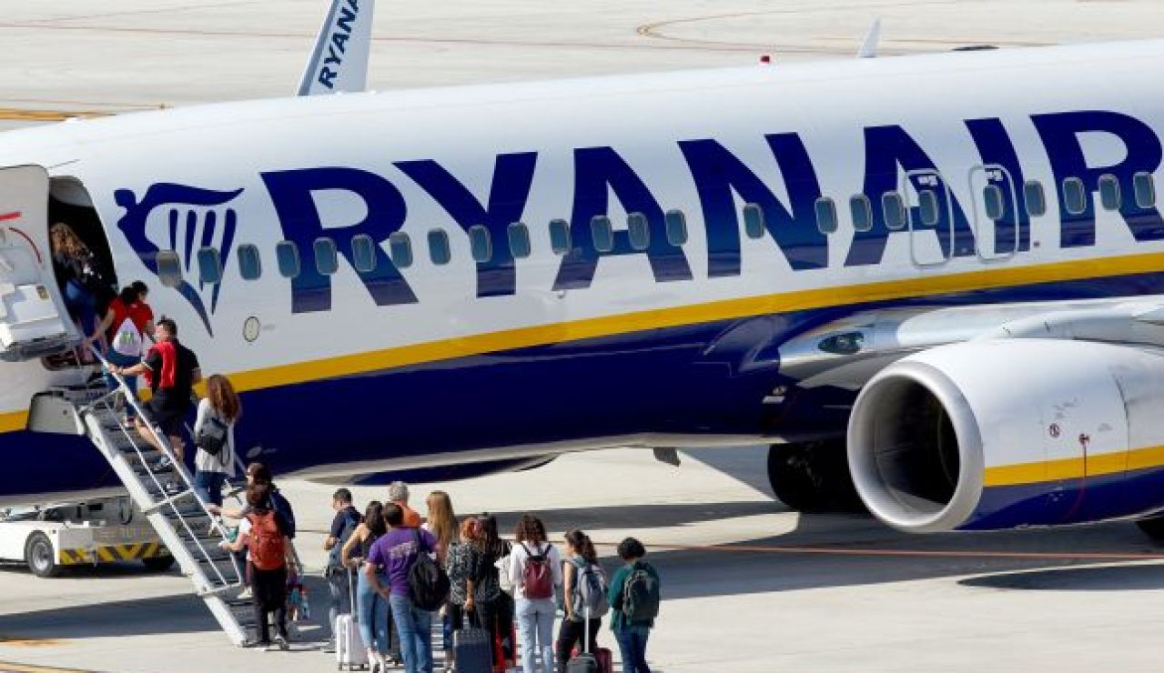 Un grupo de pasajeros hace cola para subir a un avión de Ryanair