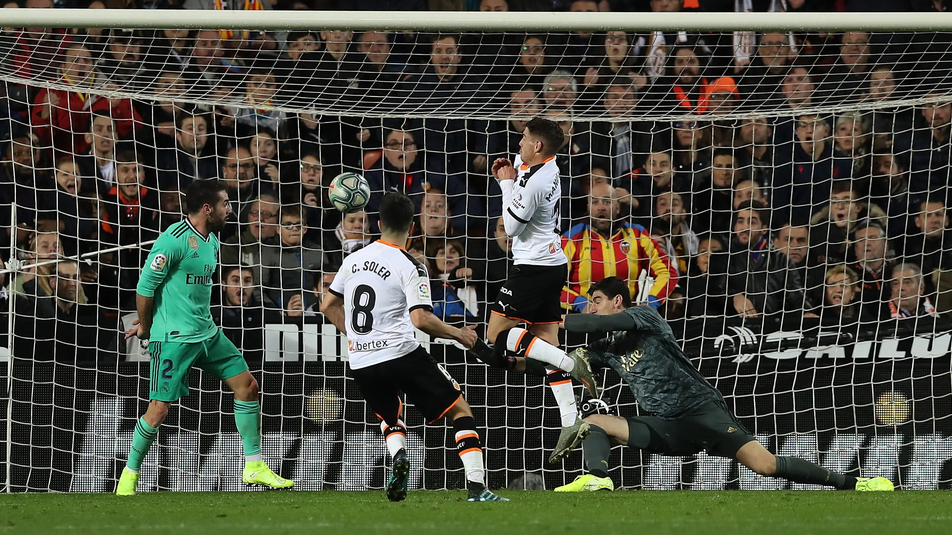 Carlos Soler durante un partido del Valencia contra el Real Madrid Carlos Soler marca el primer gol del partido