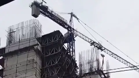 La inquietante imagen de una grúa de obra balanceándose contra unas casas en Filipinas por un terremoto de magnitud 6,8 La inquietante imagen de una grúa de obra balanceándose contra unas casas en Filipinas por un terremoto de magnitud 6,8