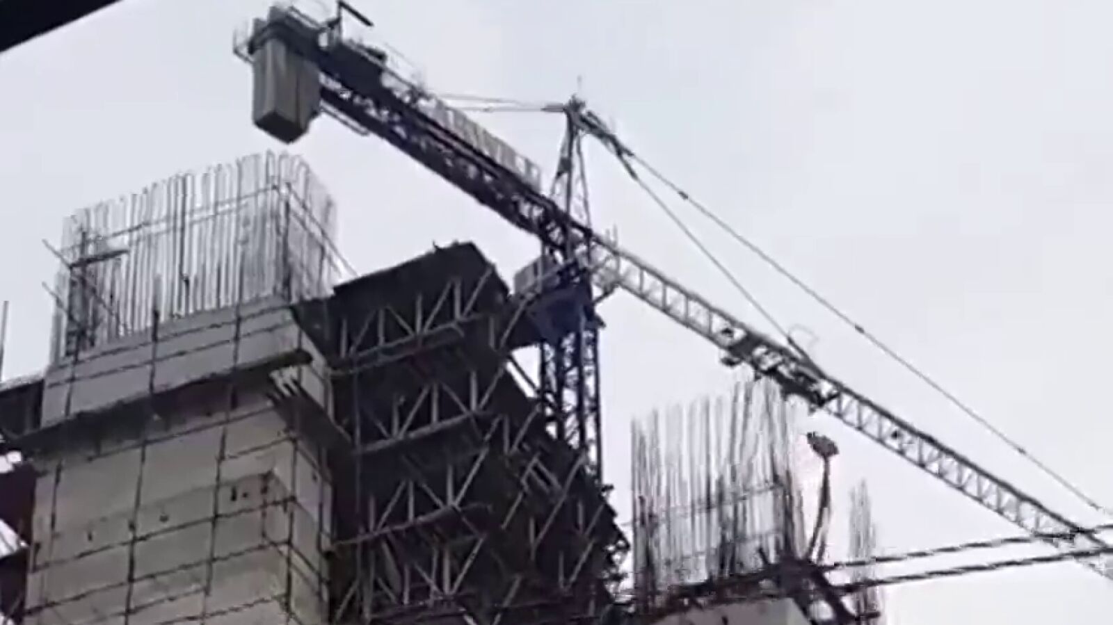La tensa imagen de una grúa de obra balanceándose contra unas casas en Filipinas por un terremoto de magnitud 6,8