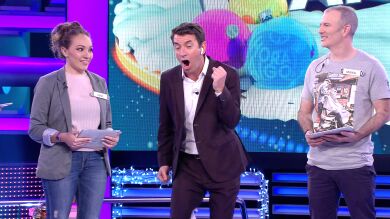 Arturo Valls, apercibido por estar escuchando el fútbol a la vez que presenta '¡Ahora caigo!'