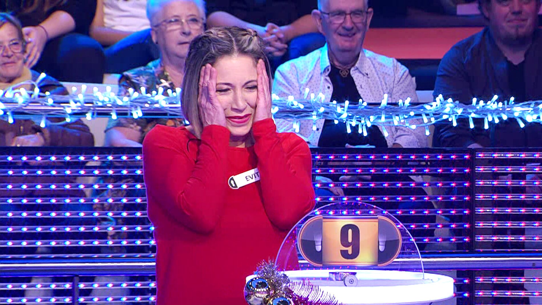 El gran aprieto de Evita: reconoce en directo que no sabe jugar una prueba de '¡Ahora caigo!'