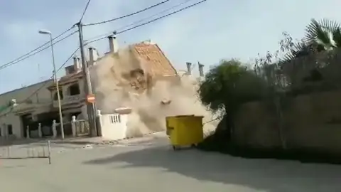 Un desalojo a tiempo: así fue el derrumbe de una vivienda unifamiliar en Alicante Un desalojo a tiempo: así fue el derrumbe de una vivienda unifamiliar en Alicante